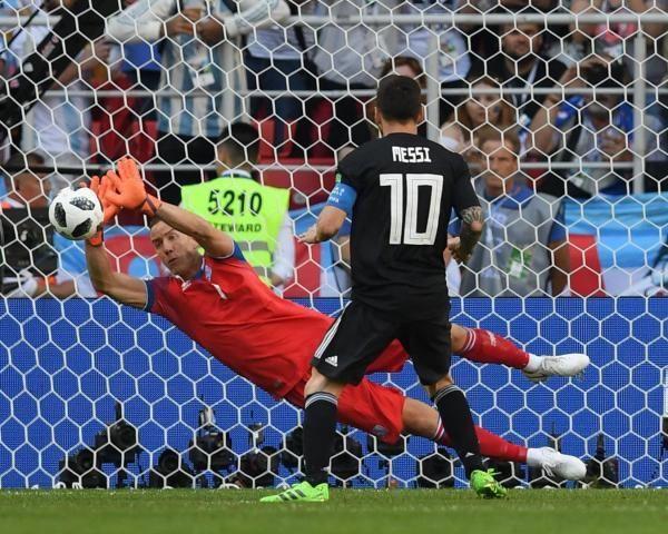 阿根廷vs波兰门将犯规